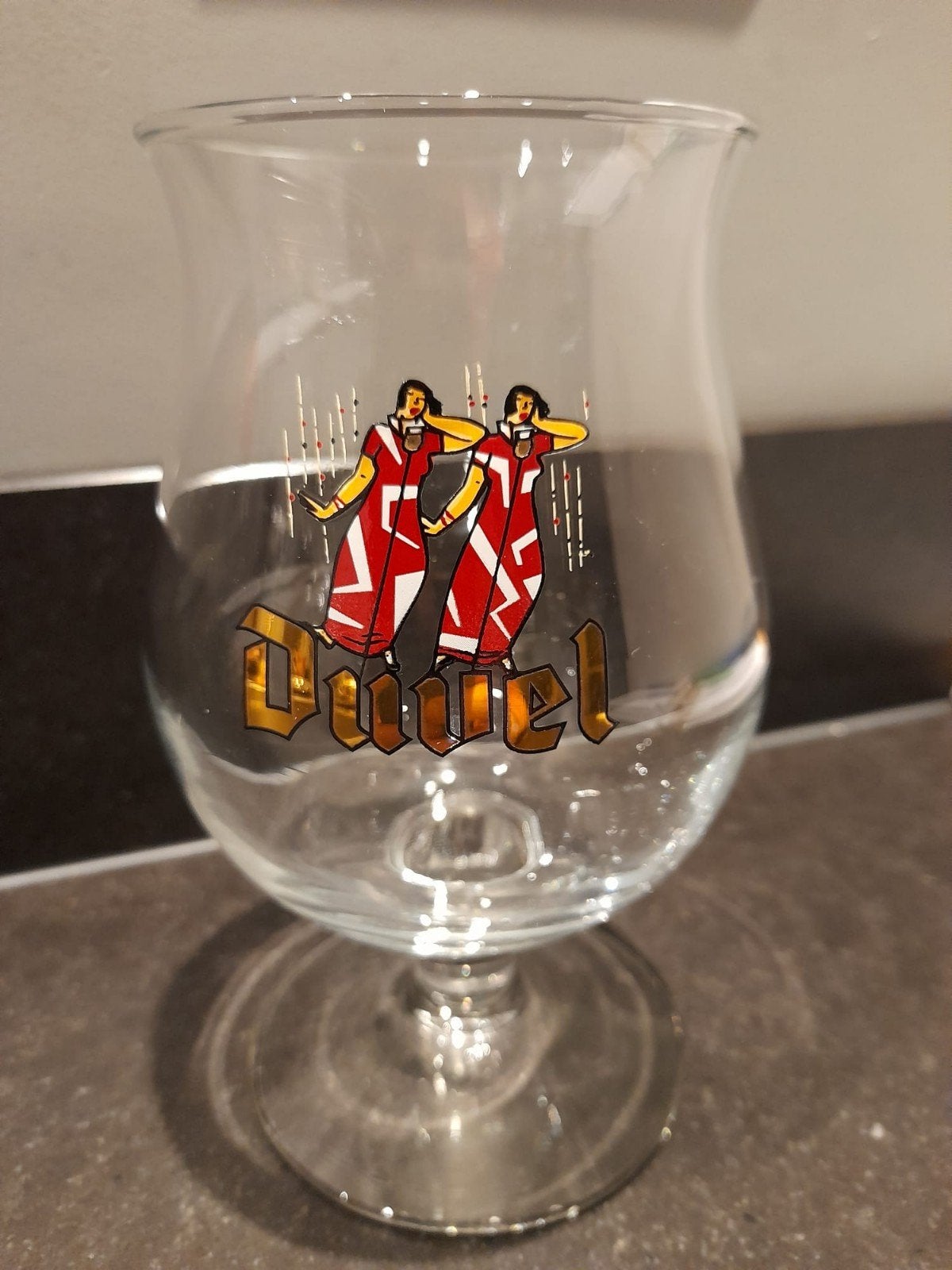 Fraai Duvel bierglas | Dansende dames | 2004, Verzamelen, Biermerken, Ophalen of Verzenden, Gebruikt, Glas of Glazen, Duvel