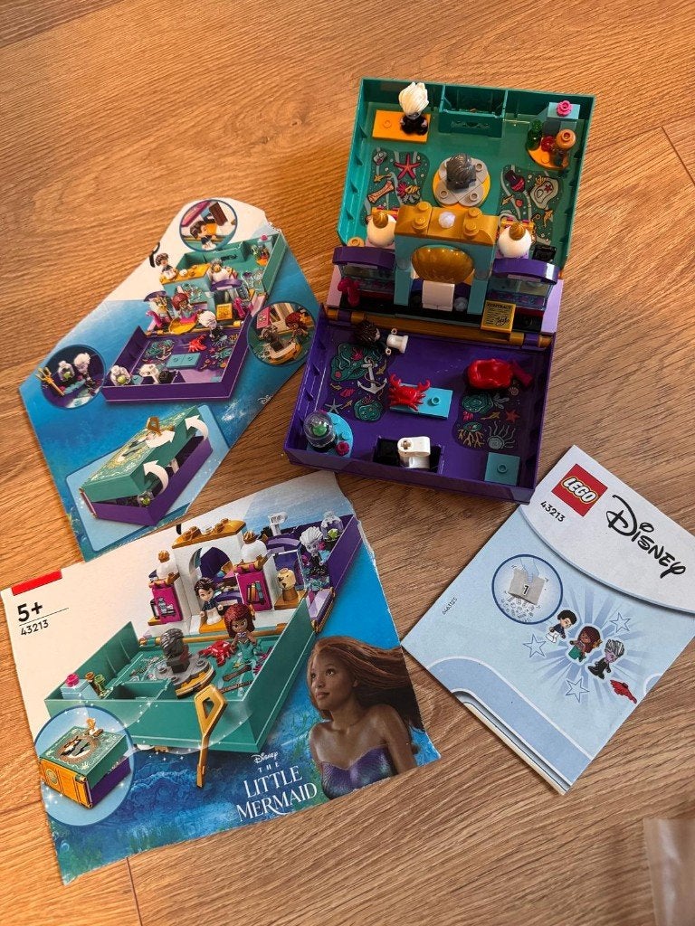 LEGO Disney 43213 – De Kleine Zeemeermin verhalenboek, Lego, Ophalen of Verzenden, Zo goed als nieuw, Compleet