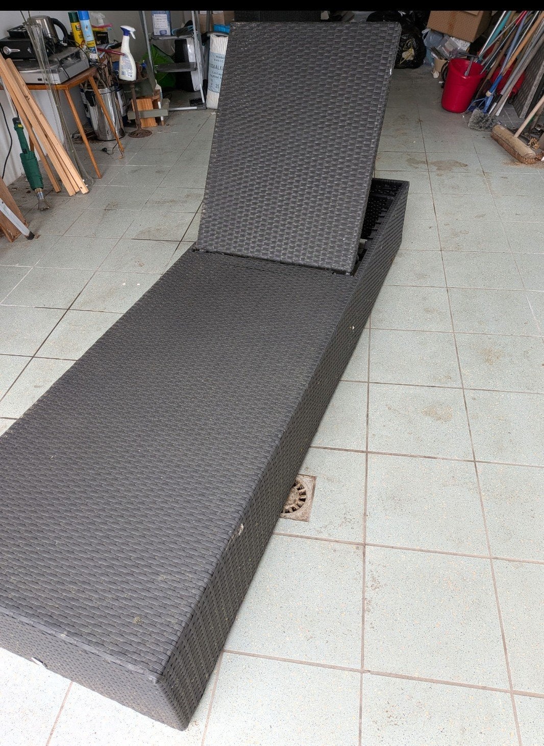 zwart gevlochten ligbed met 2 bijzet tafels/hockers, Tuin en Terras, Ligbedden, Ophalen, Zo goed als nieuw, Kunststof, Verstelbaar