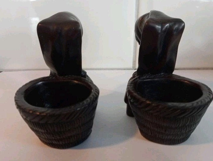 Vintage etnische ringhalsfiguur van een vrouw met mandje, Verzamelen, Retro, Ophalen, Huis en Inrichting