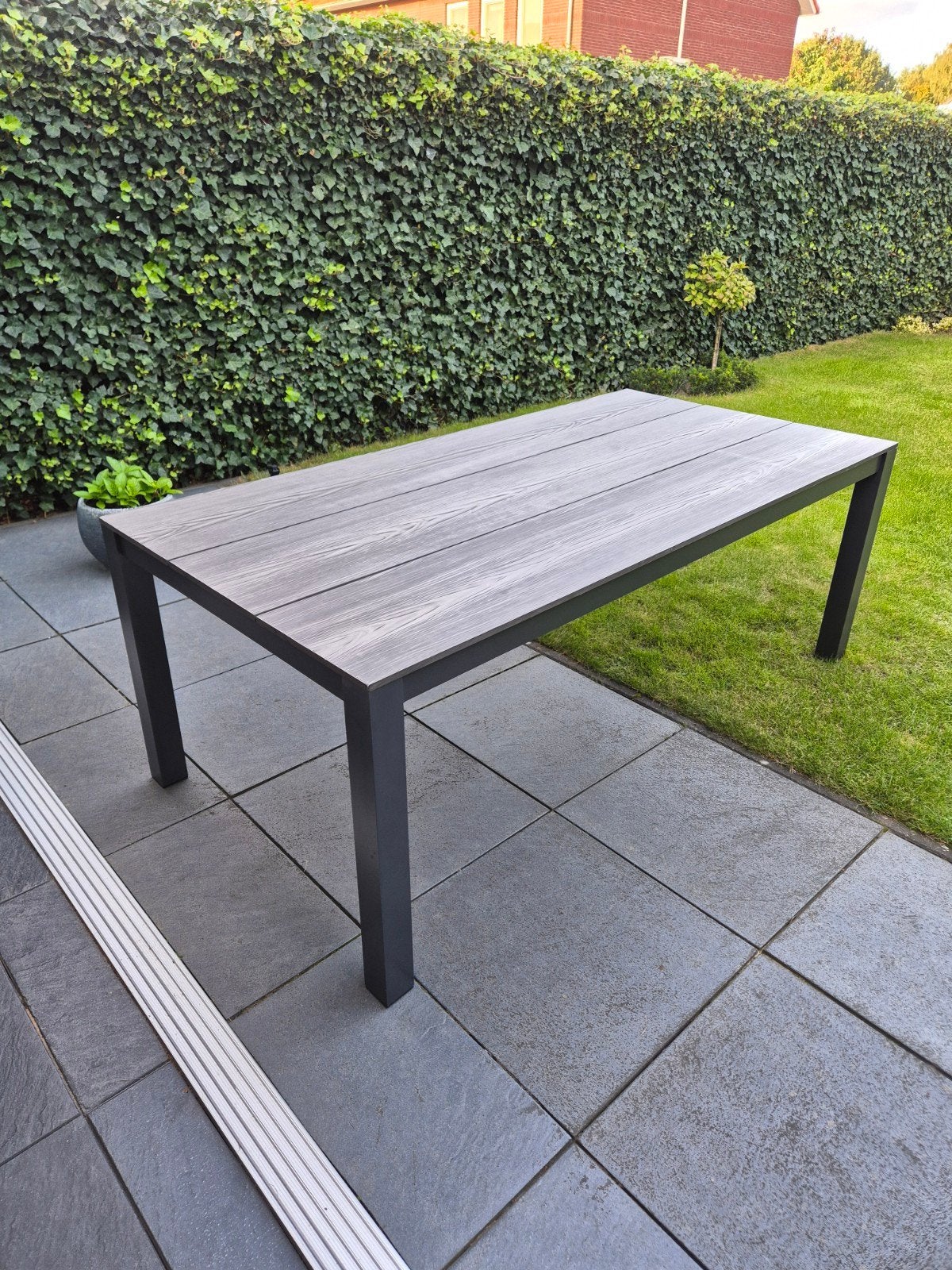 Moderne tuintafel met houtlook blad