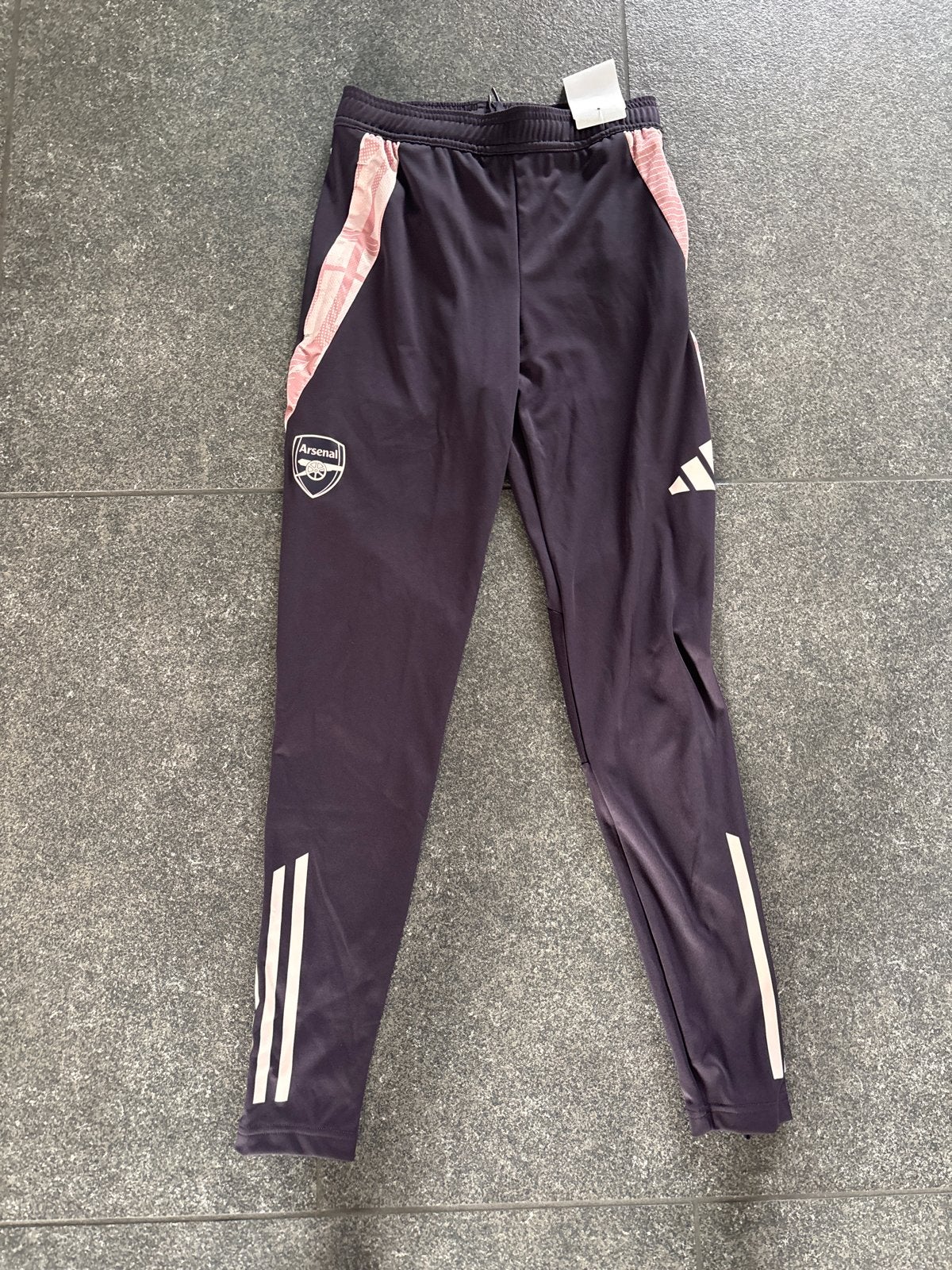 Adidas Arsenal trainingsbroek - Maat XS nieuw  en ongedragen, Nieuw, Ophalen of Verzenden, Voetbal, Maat 48/50 (M)
