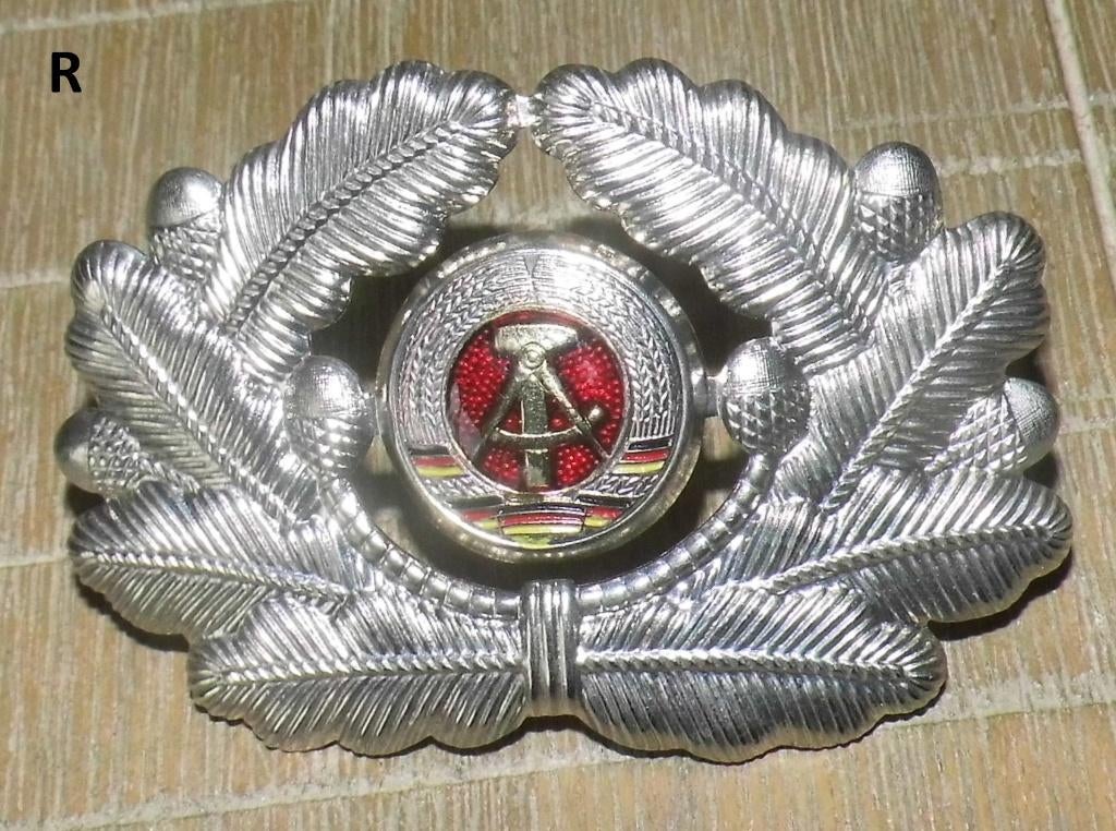 metalen Pet- / mutsembleem DDR (Oost-Duitsland) (R), Verzamelen, Verzenden, Landmacht, Duitsland, Embleem of Badge