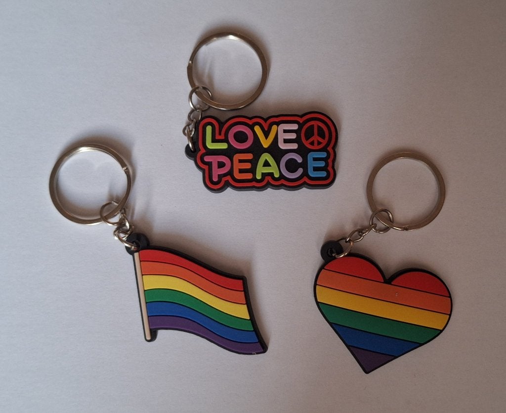 Love & Peace, regenboog vlag en hartje sleutelhangers, nieuw, Ophalen of Verzenden, Nieuw, Feestartikel