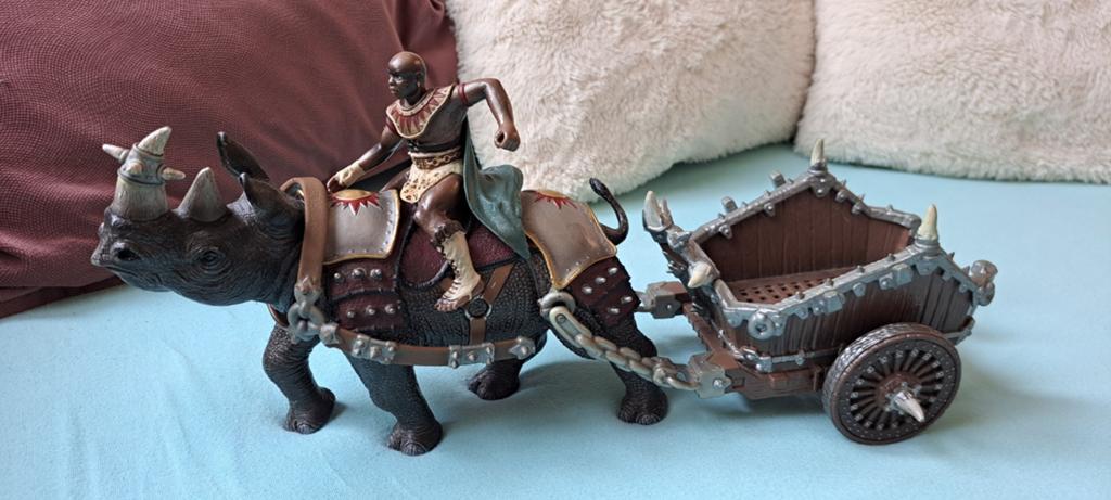 Schleich neushoorn met strijder en kar, Verzenden, Gebruikt