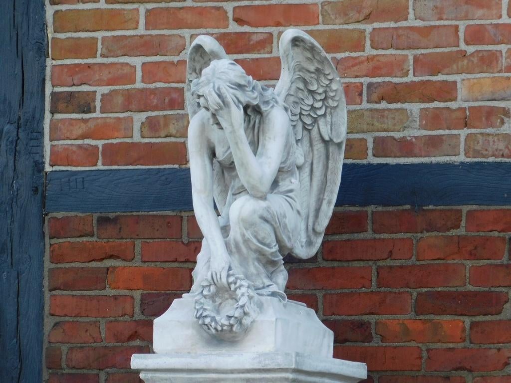 Beeld Knielende Engel met Krans op Sokkel - 140 cm, Tuin en Terras, Tuinbeelden, Steen, Engelenbeeld, ., Nieuw