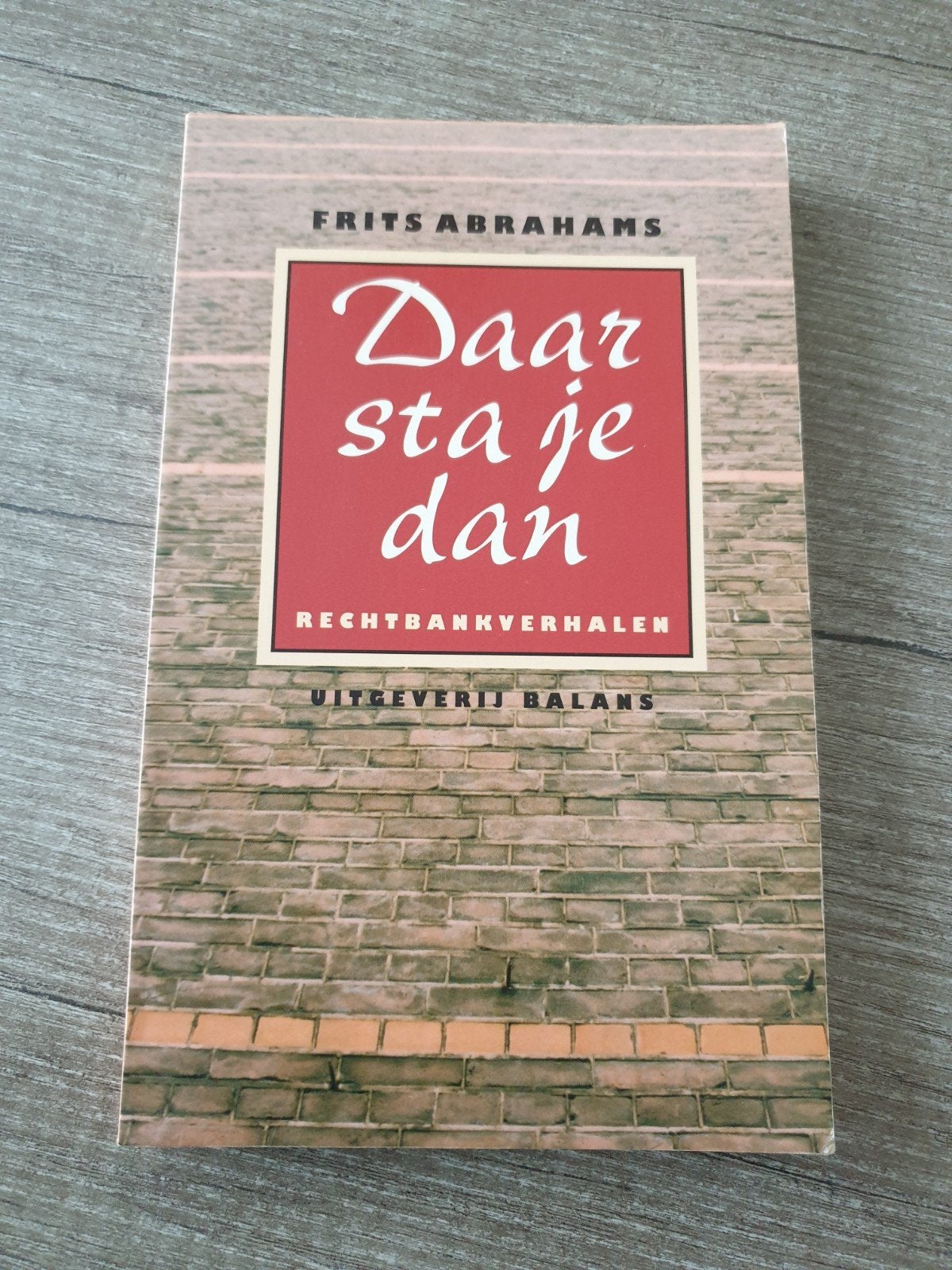 Frits Abrahams - Daar sta je dan: Rechtbankverhalen, Ophalen of Verzenden, Gelezen, Frits Abrahams