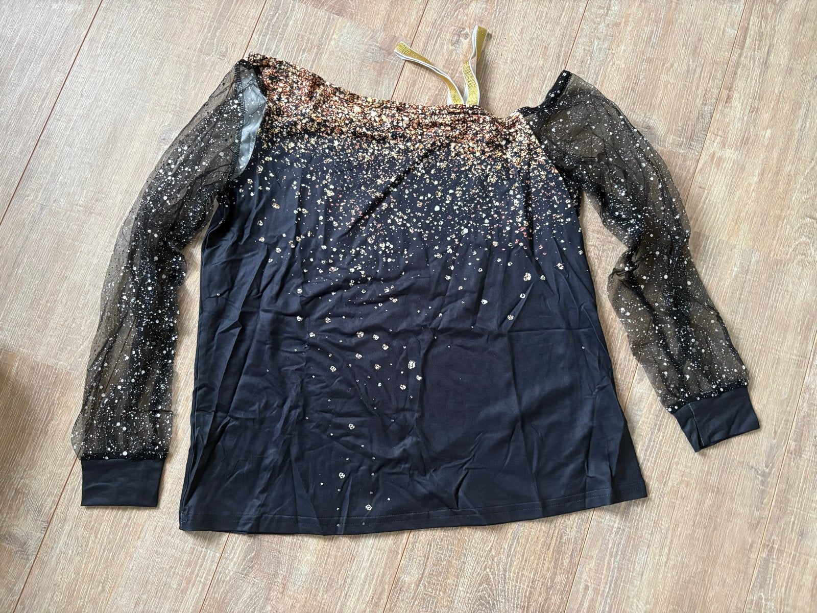 Zwarte top met gouden glitter en transparante mouwen, Maat 38/40 (M), Zwart, Nieuw, Ophalen of Verzenden