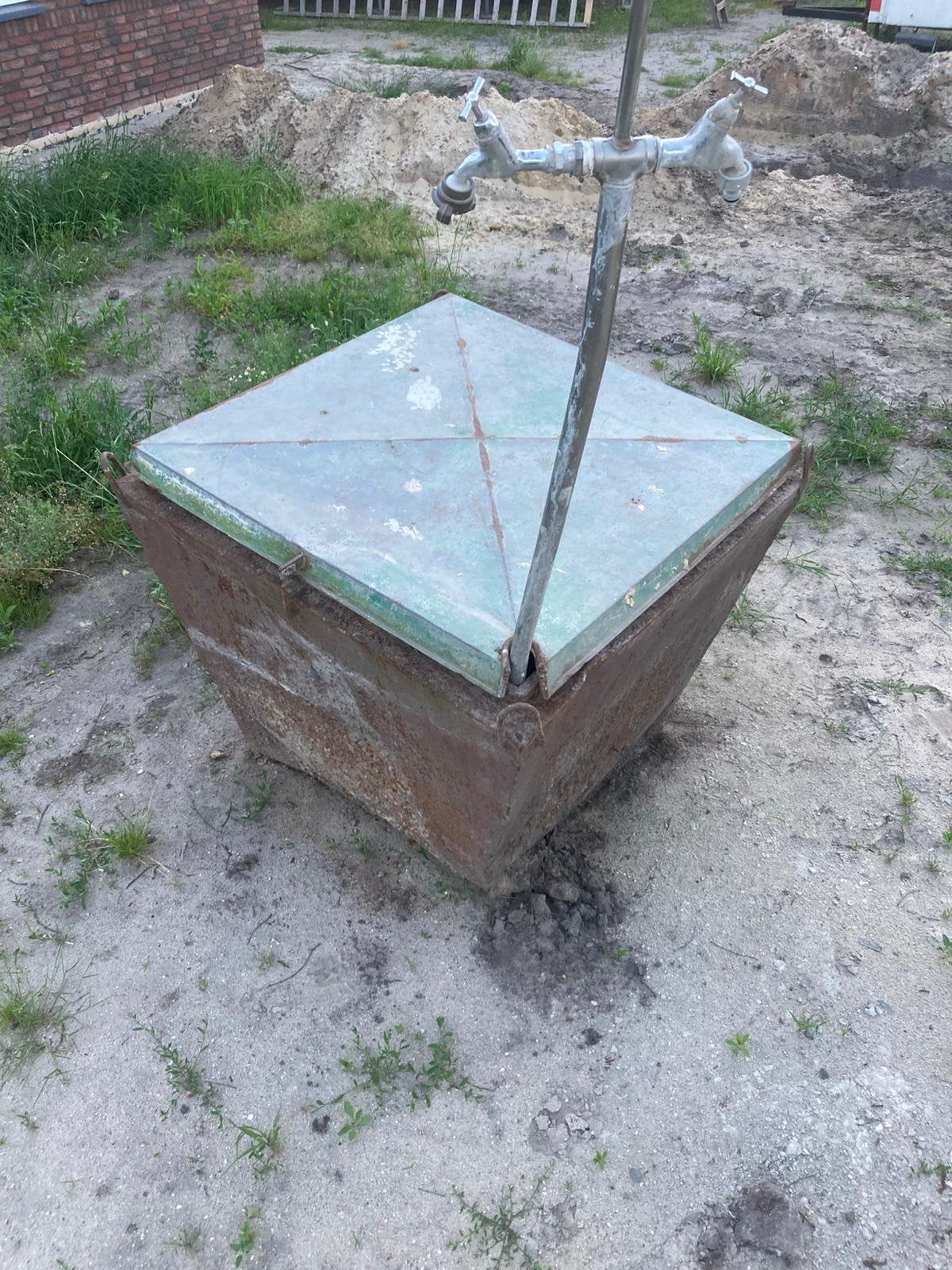 Oude waterput met kraan, Ophalen of Verzenden, Gebruikt