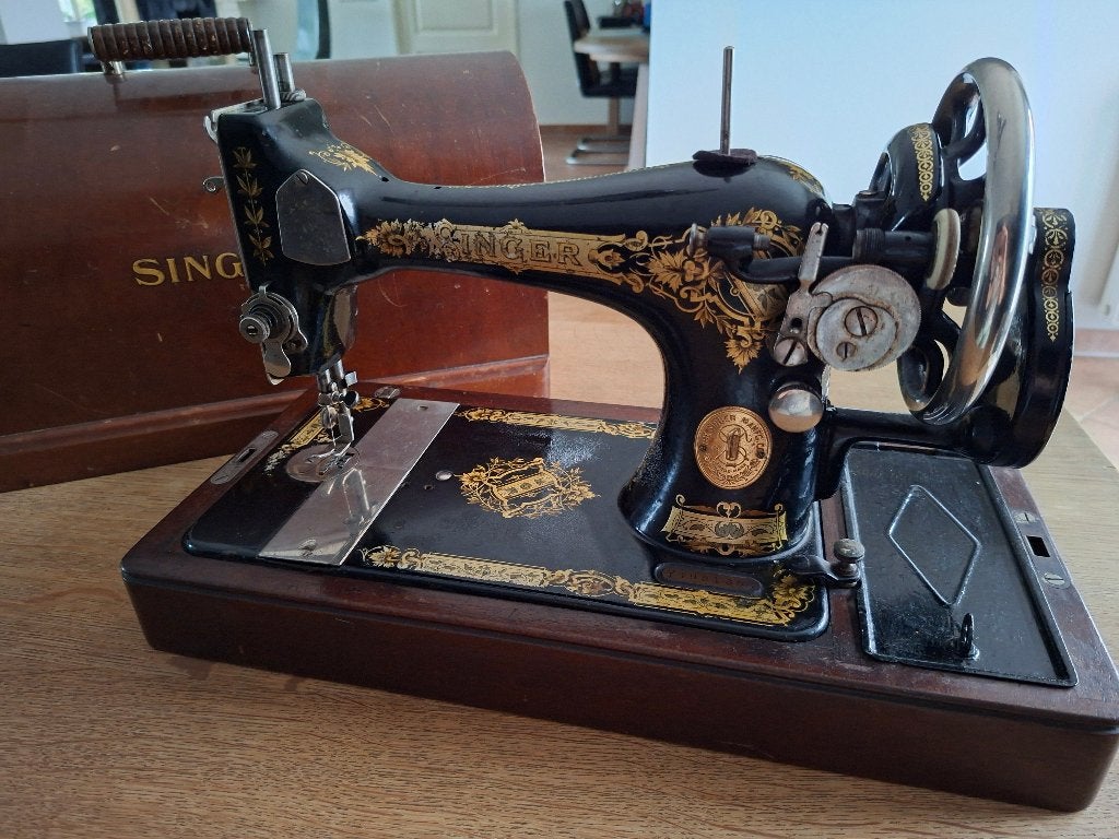 Singer naaimachine, model 28K uit 1927 met houten kap, Ophalen