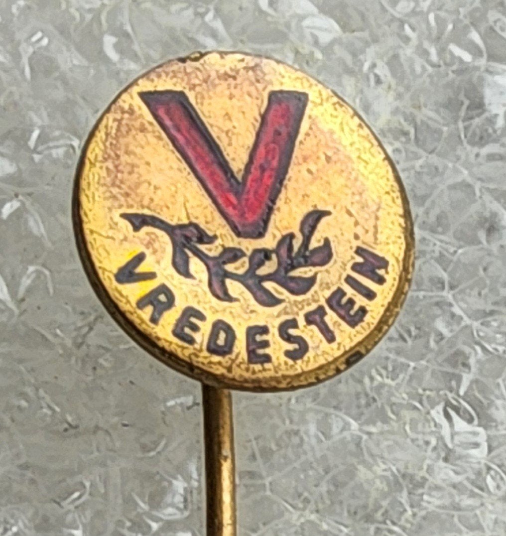 Vintage Emaille Speldje Vredestein Autobanden, Ophalen of Verzenden, Gebruikt, Overige onderwerpen, Speldje of Pin