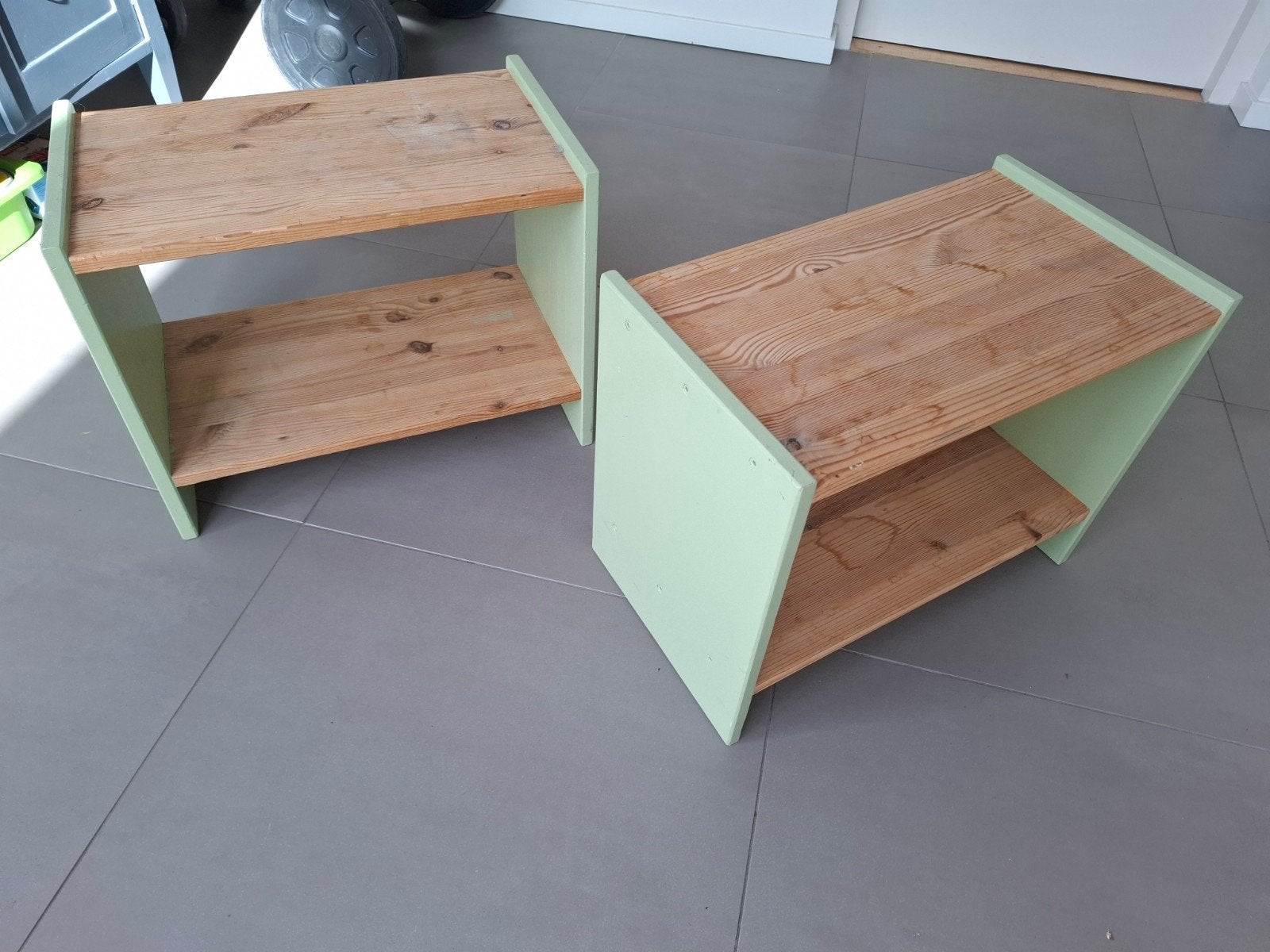 Twee houten bijzettafels/nachtkastjes - lichtgroen, Ophalen, Gebruikt