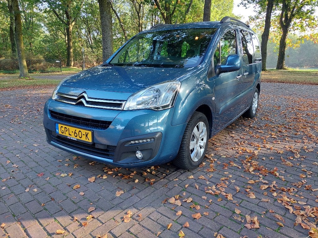 Citroën Berlingo 1.2 Puretech 110pk S&S 2017 Blauw, Dealer onderhouden, Stof, 1199 cc, Blauw