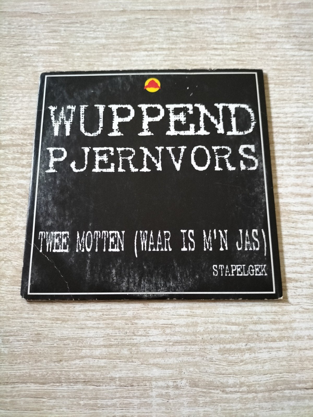 Wuppend pjernvors - twee motten, Ophalen of Verzenden, Nederlandstalig
