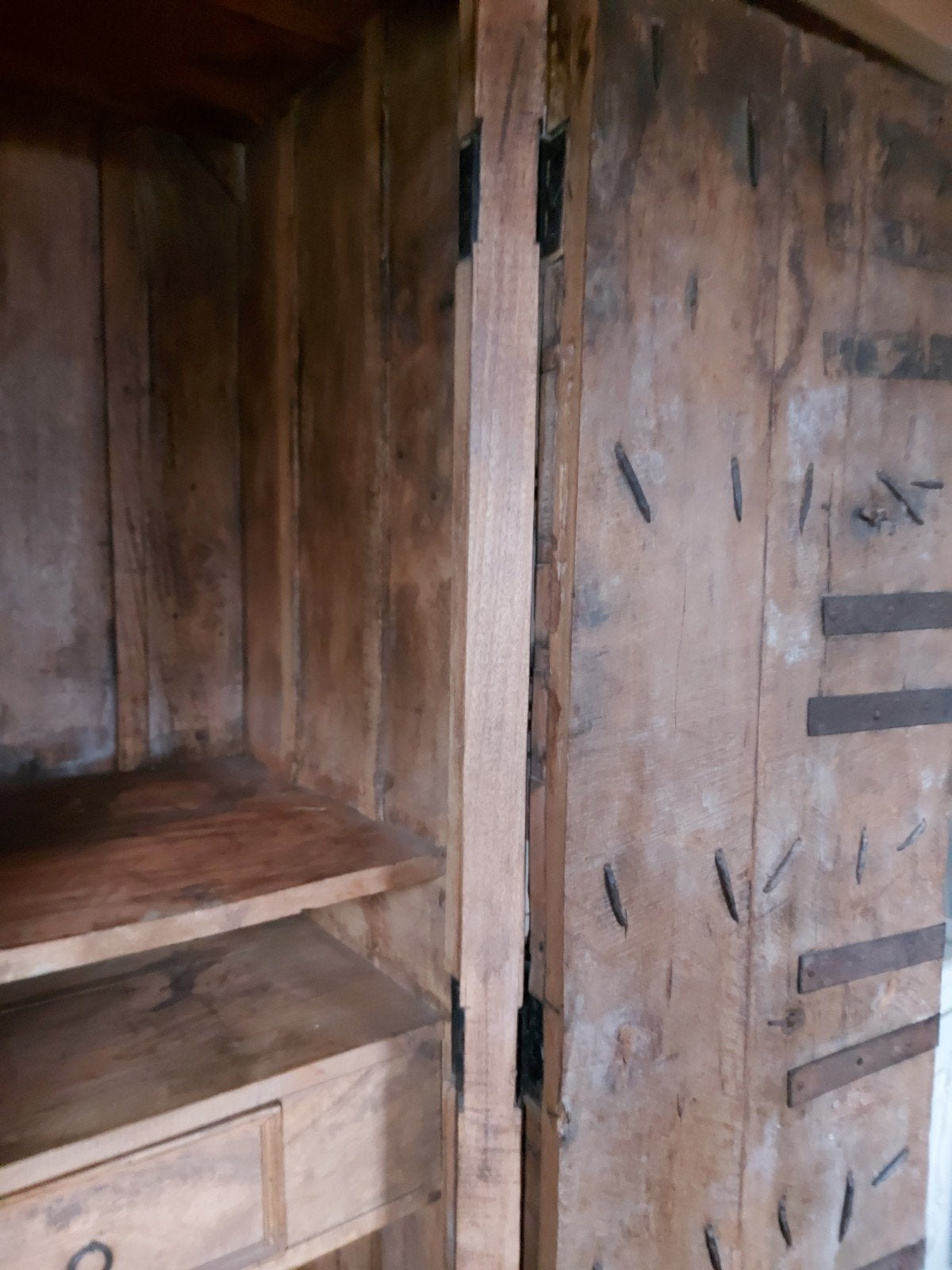 Massieve houten kast met unieke details, Ophalen