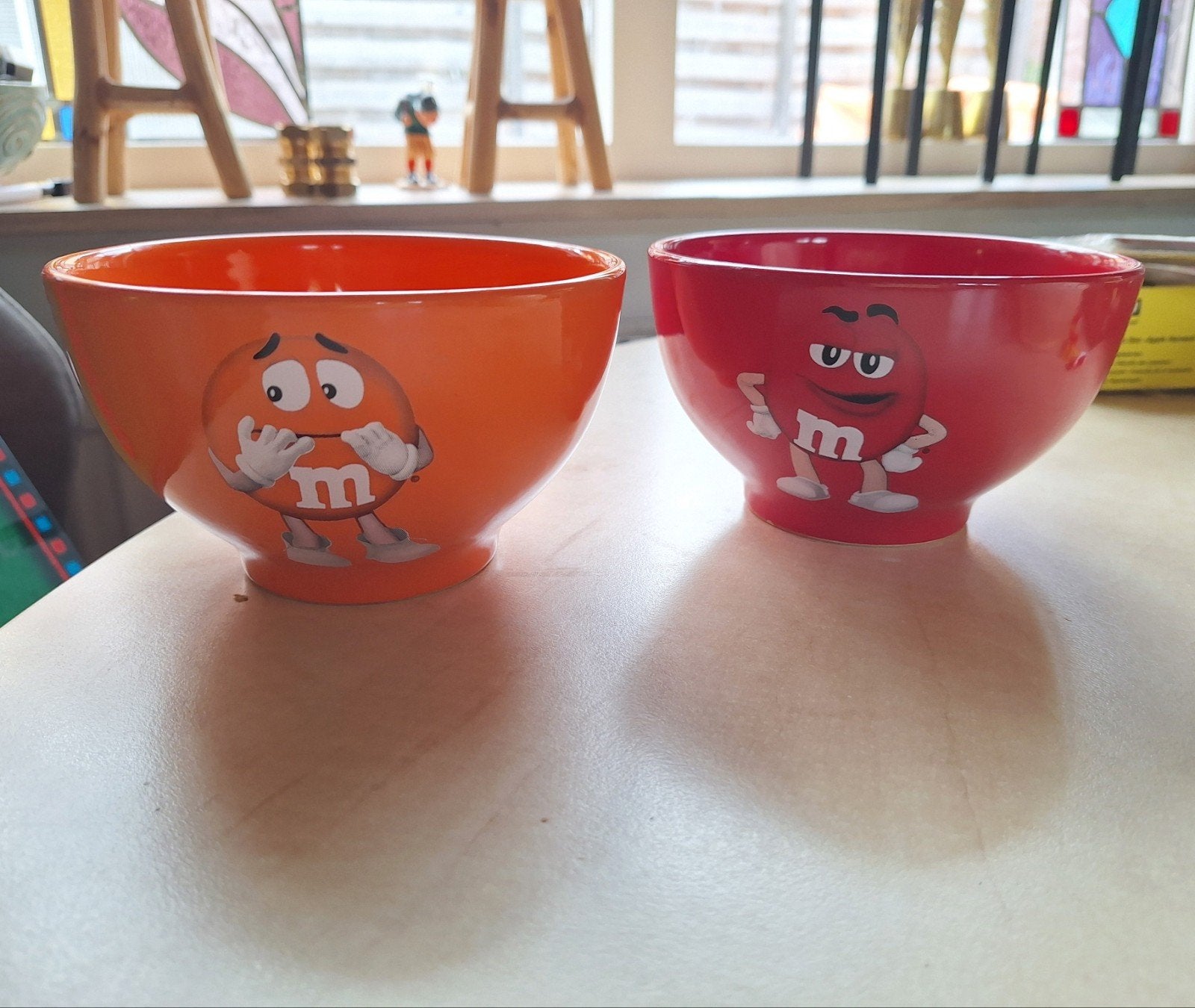 2 leuke kommen van M& M's rood en oranje., Ophalen of Verzenden, Zo goed als nieuw, Gebruiksvoorwerp