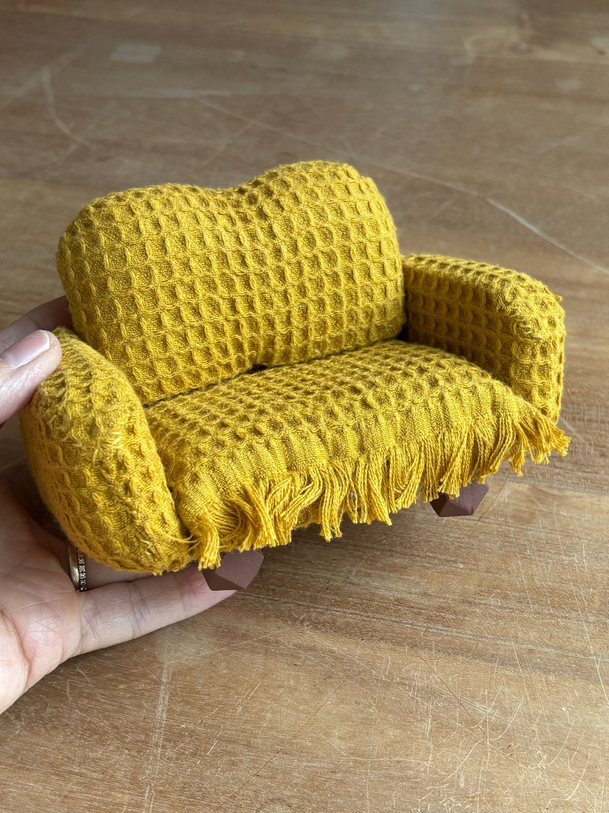 Zelfgemaakte poppenhuisbank voor Maileg muizen - Geel, Verzamelen, Ophalen of Verzenden, Zo goed als nieuw, Decoratie