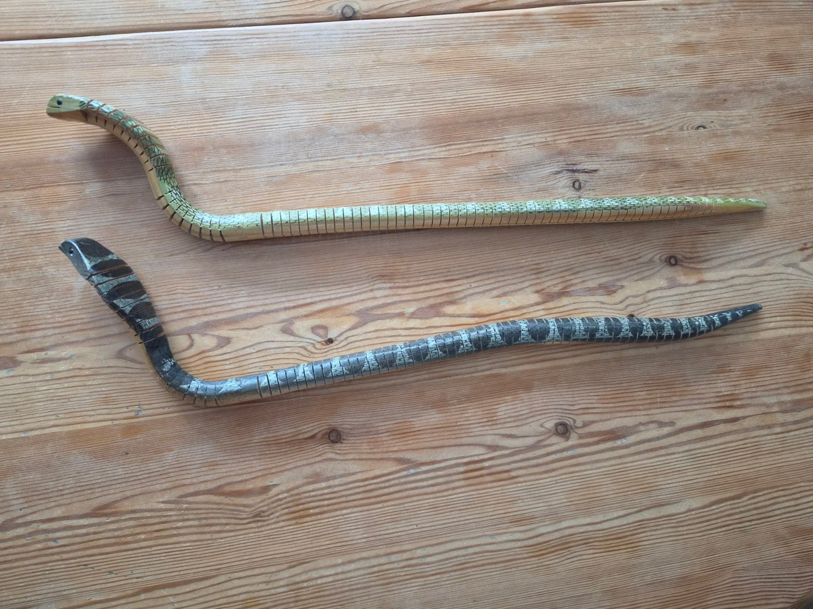 2 Houten Slangen - Decoratieve Beelden, Ophalen of Verzenden, Gebruikt, Reptiel of Amfibie, Beeldje of Figuurtje
