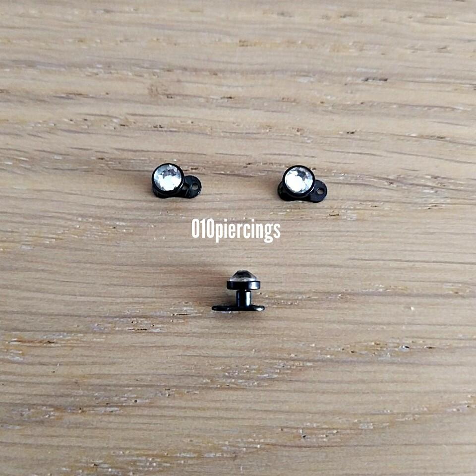 Nieuwe micro dermal piercing. Met steentje. Staal. Zwart., Ophalen of Verzenden, Zo goed als nieuw, Staal, Oor- of Traguspiercing