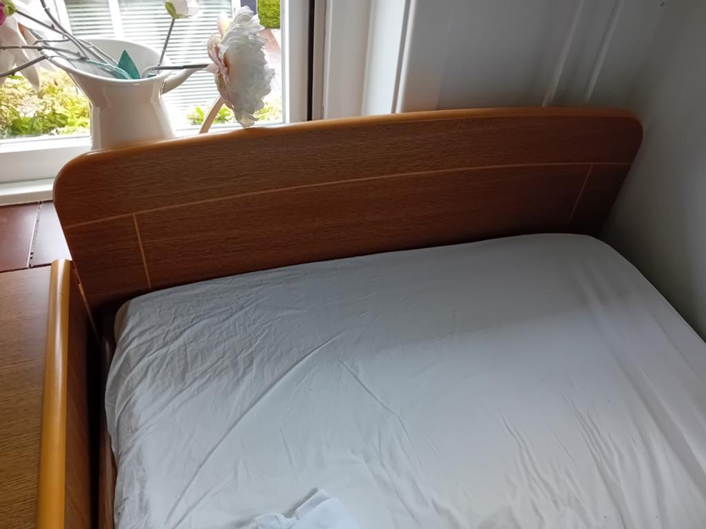 Seniorenbed 90x200 cm met nachtkastje, Gebruikt, 90 cm, Eenpersoons, Bruin