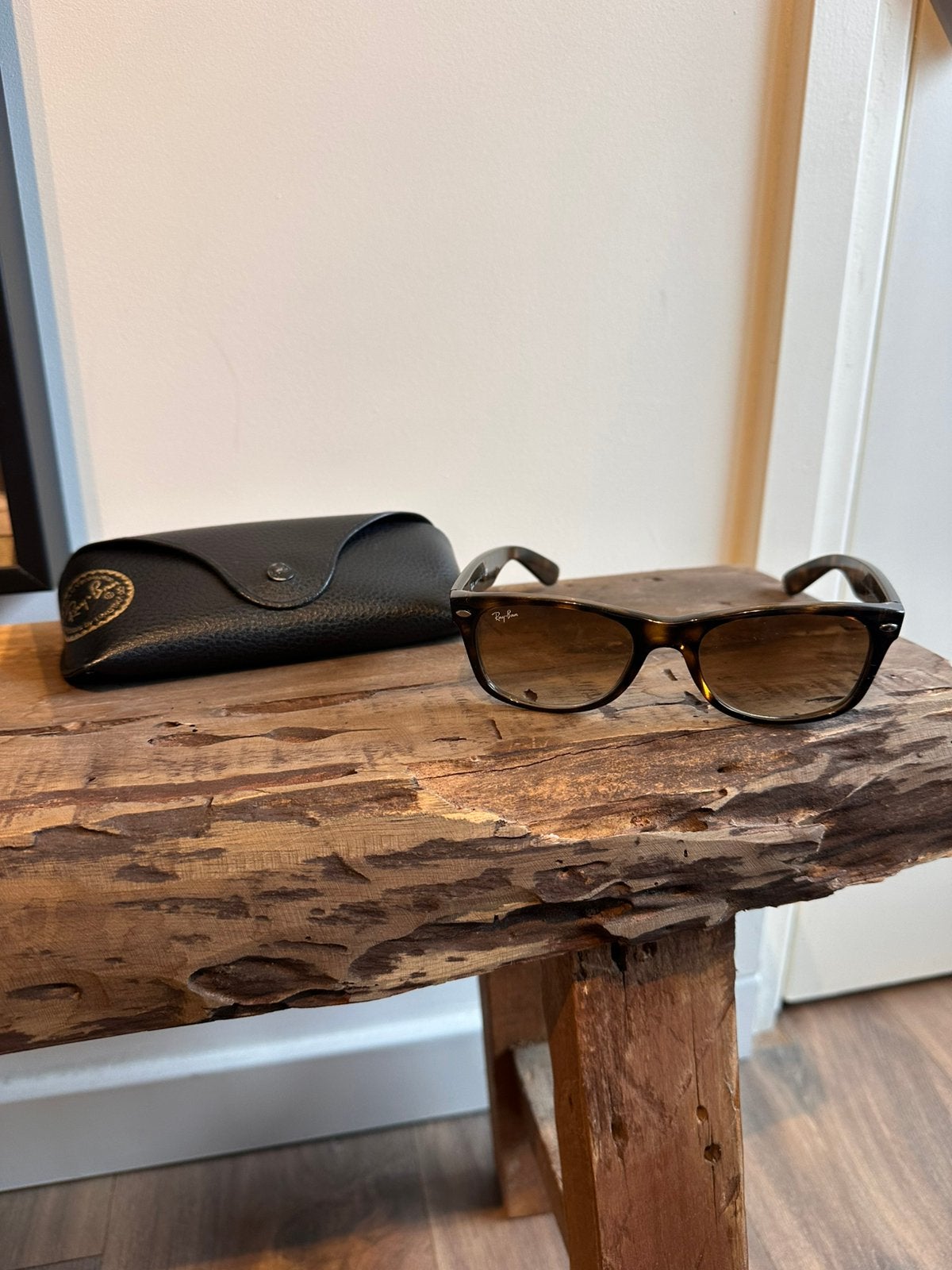 Ray-Ban “New Wayfarer” (RB2132) - maat 52, Gebruikt, Zonnebril, Bruin, Ophalen of Verzenden