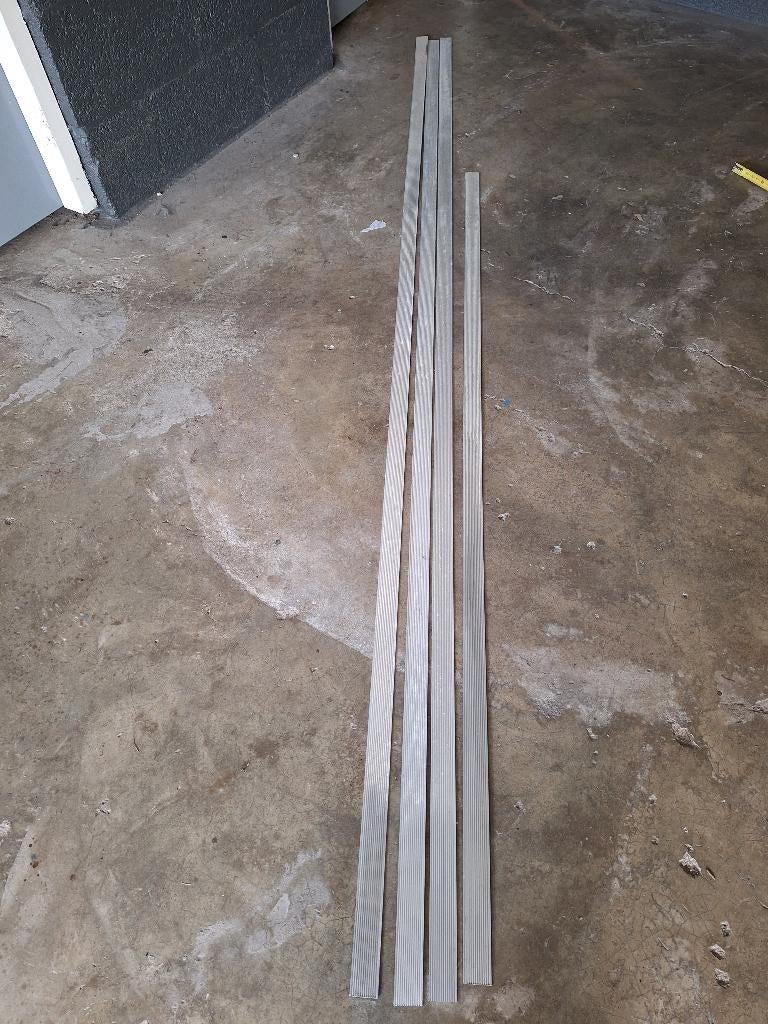 antislip aluminium afdekstrip 40X3MM X277cm(3x) X194cm(1x), Doe-het-zelf en Verbouw, Ladders en Trappen, Ophalen, Nieuw, 2 tot 4 meter