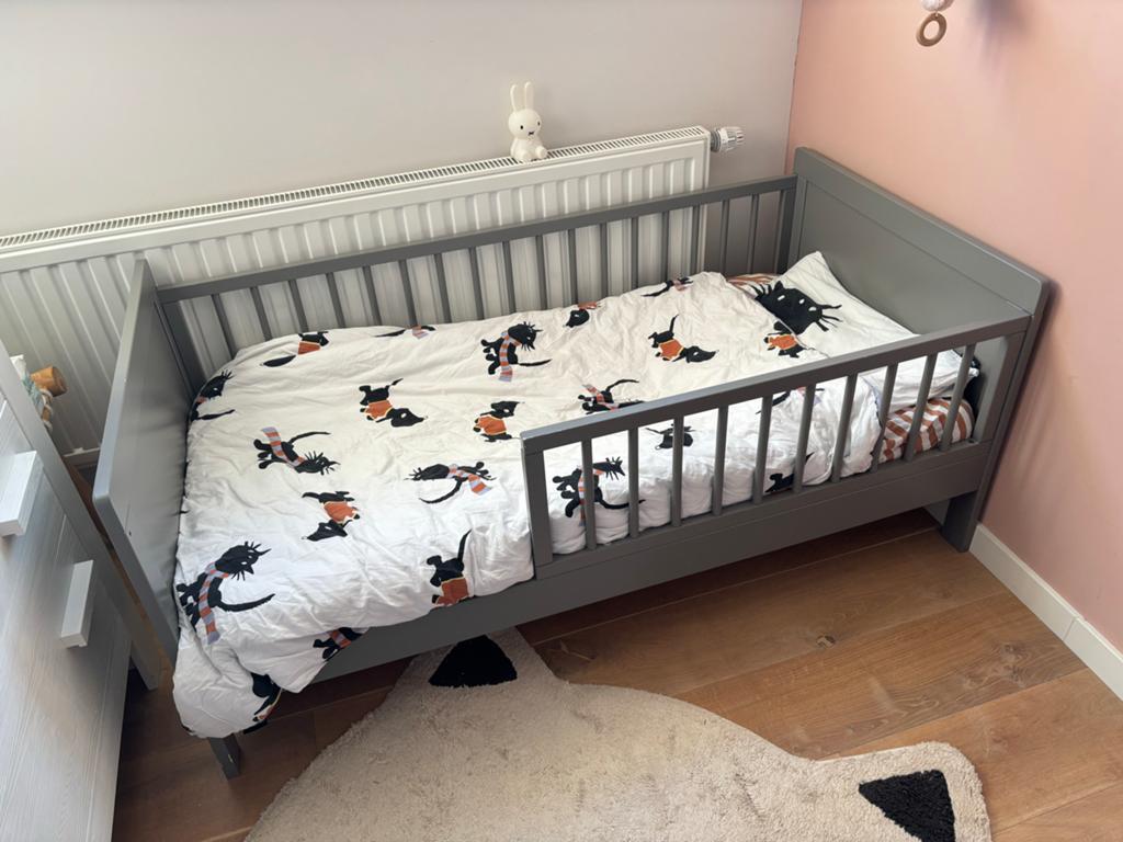 Peuterbed Petite Amélie grijs met matras, Ophalen, Gebruikt, 70 tot 85 cm, 140 tot 160 cm