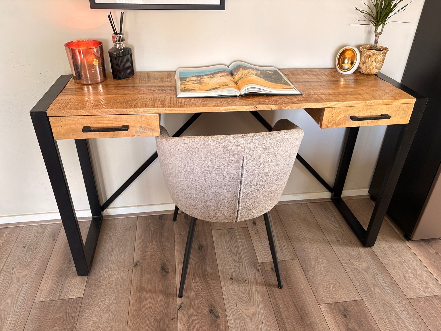 Bureau mango hout, Huis en Inrichting, Bureaus, Ophalen, Zo goed als nieuw
