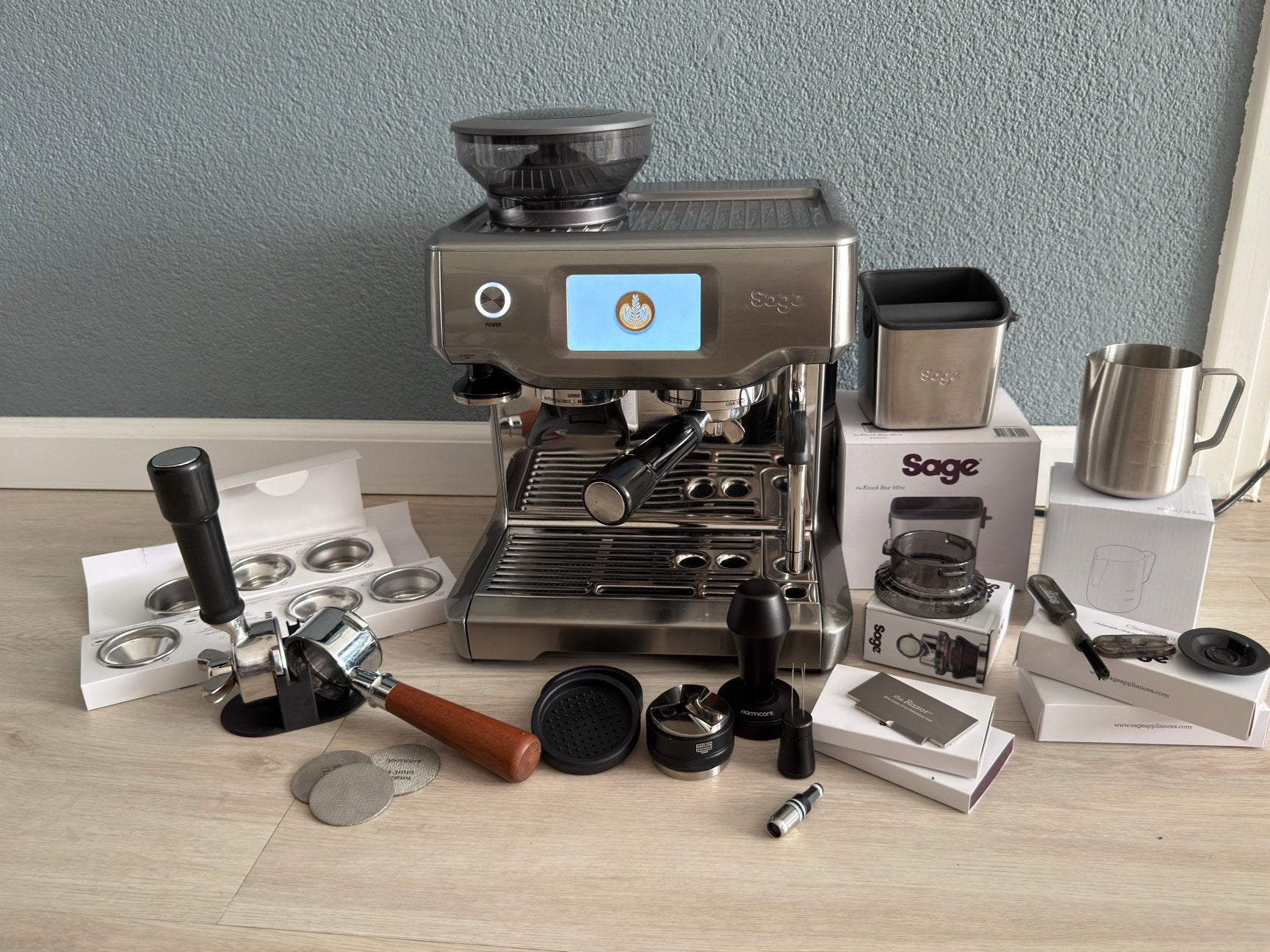 Een zeer nette Sage Barista Touch, met vele accessoires, Ophalen, Espresso apparaat, 10 kopjes of meer, Koffiebonen