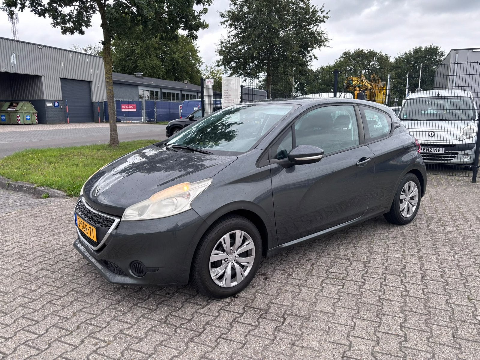 Peugeot 208 1.6 benzine 102000 km, Stof, Zwart, 4 cilinders, USB