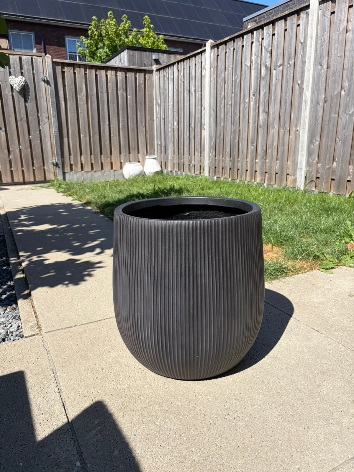 Zwarte bloempot met ribbel textuur, Overige materialen, Rond, Zo goed als nieuw, 40 tot 70 cm