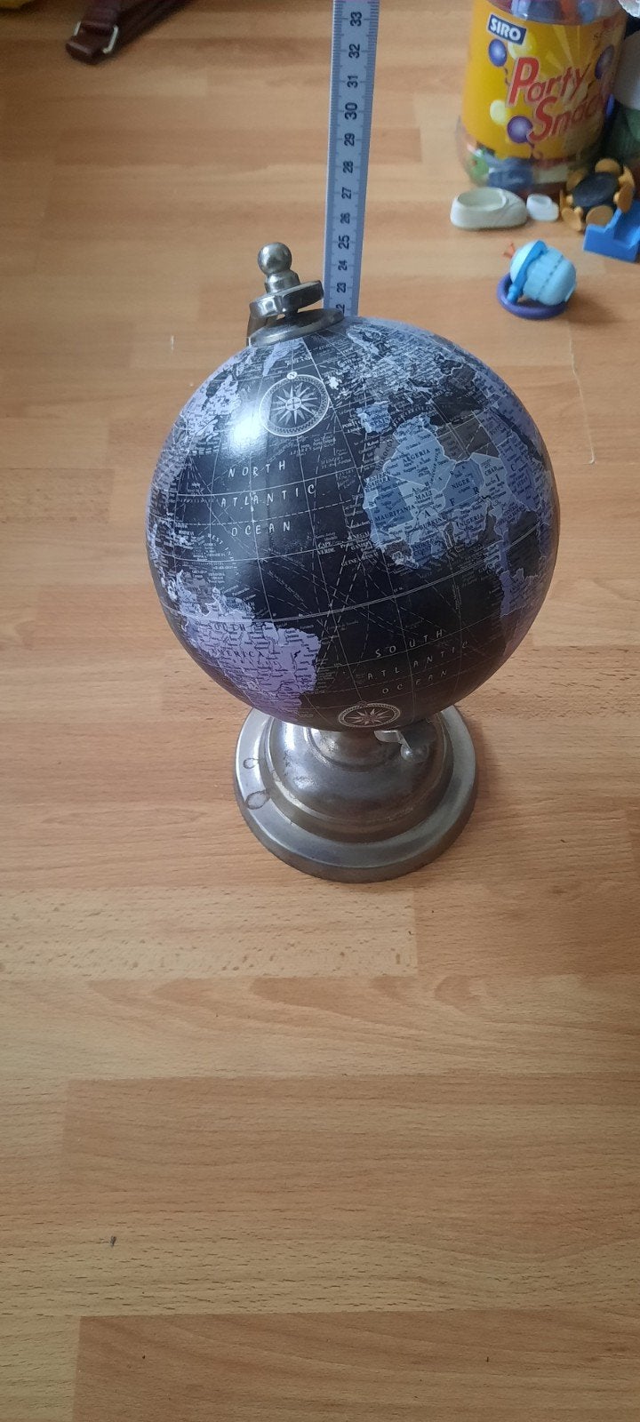 Decoratieve Wereldbol - Zwart met Zilveren Voet, Ophalen of Verzenden, Gebruikt, Zwart, Metaal