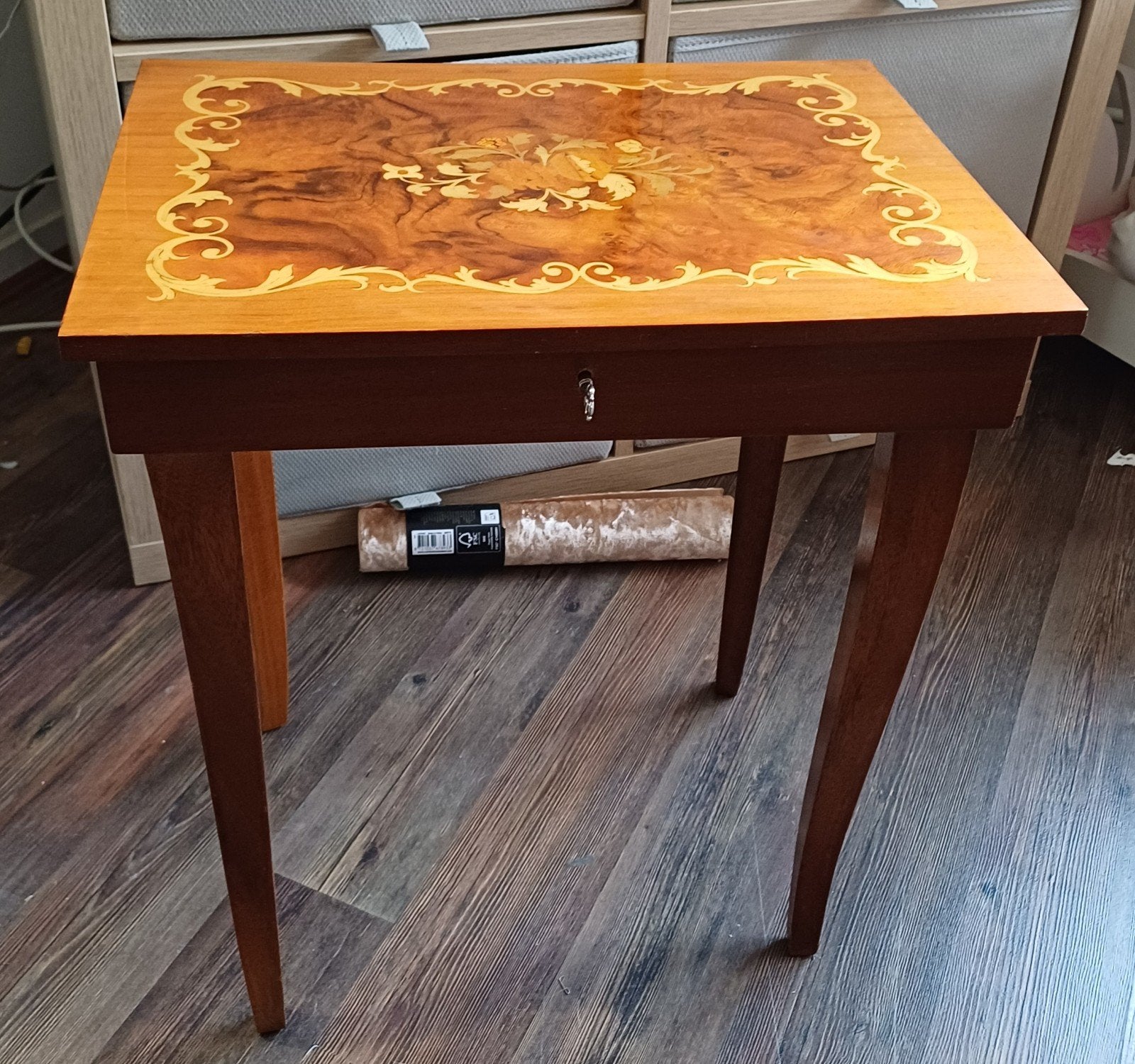 leuk klein tafeltje als muziek doosje, Ophalen