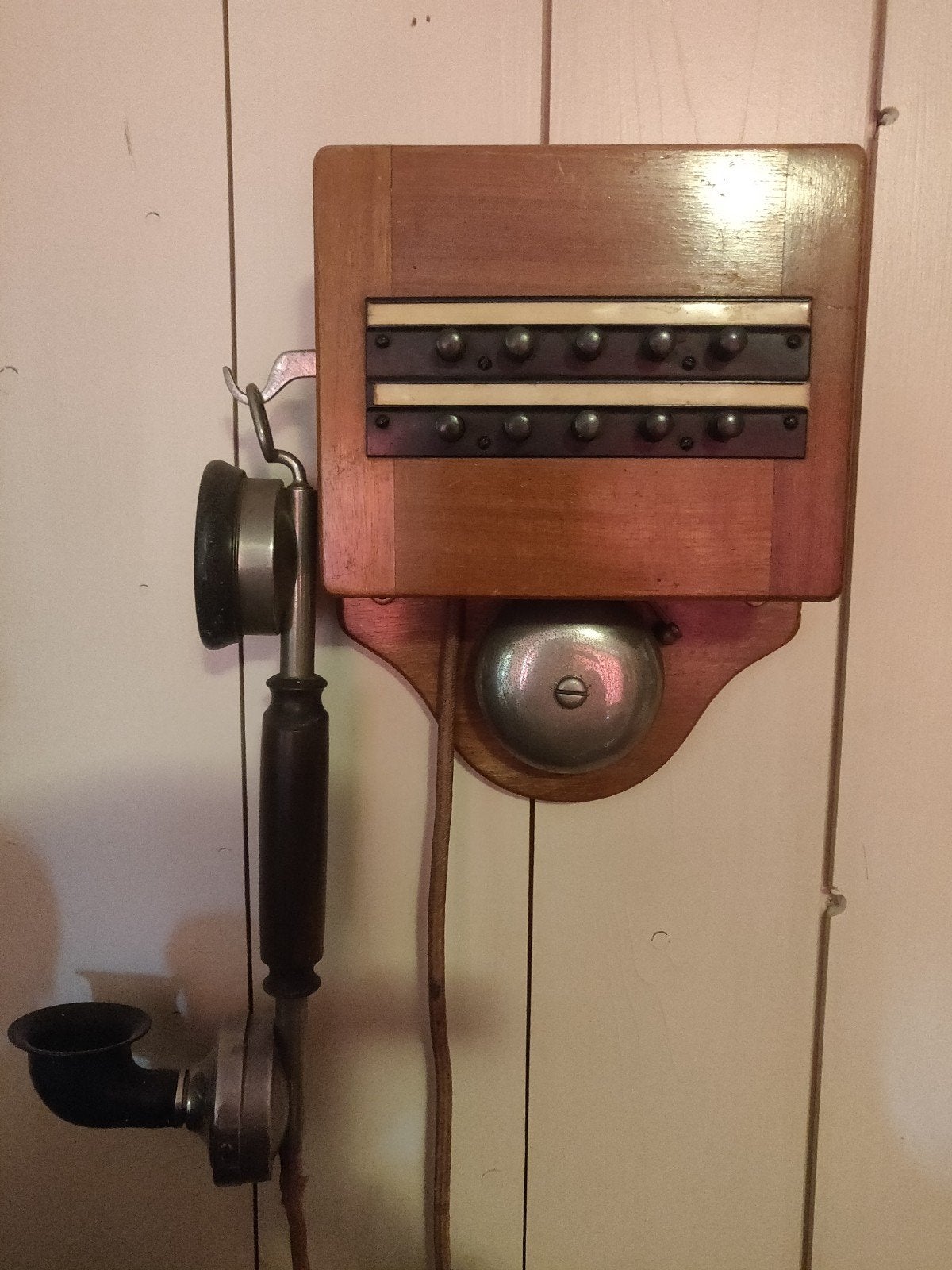 Antieke wandtelefoon met houten behuizing en bel, Ophalen of Verzenden