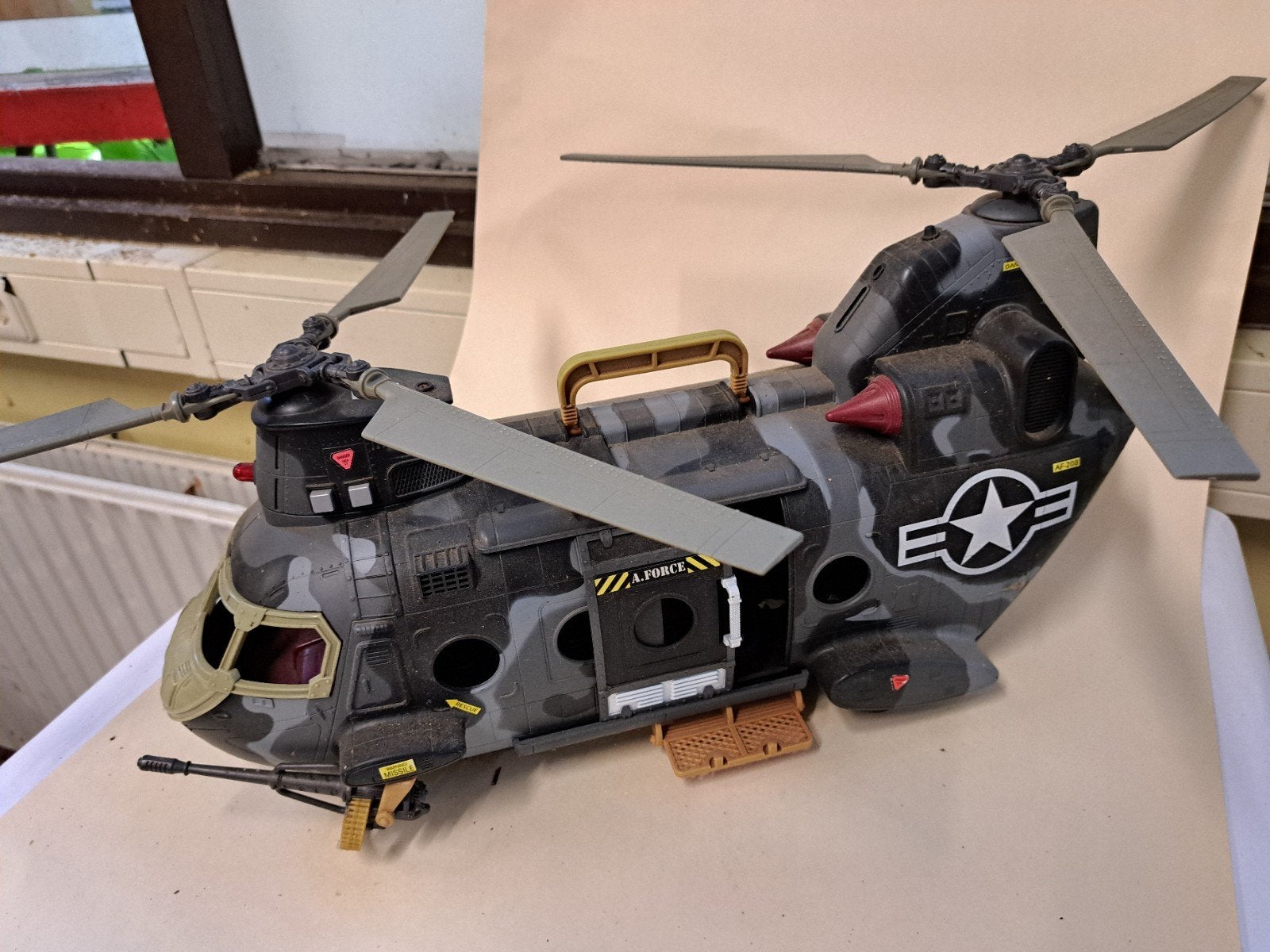 Gedetailleerd Schaalmodel Gevechtshelikopter, Ophalen of Verzenden, Gebruikt, Groter dan 1:72, Helikopter