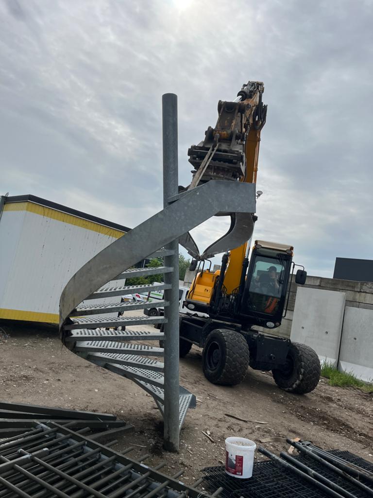 Gegalvaniseerde stalen spiltrap / wenteltrap, Ophalen of Verzenden, Zo goed als nieuw, Trap, 2 tot 4 meter