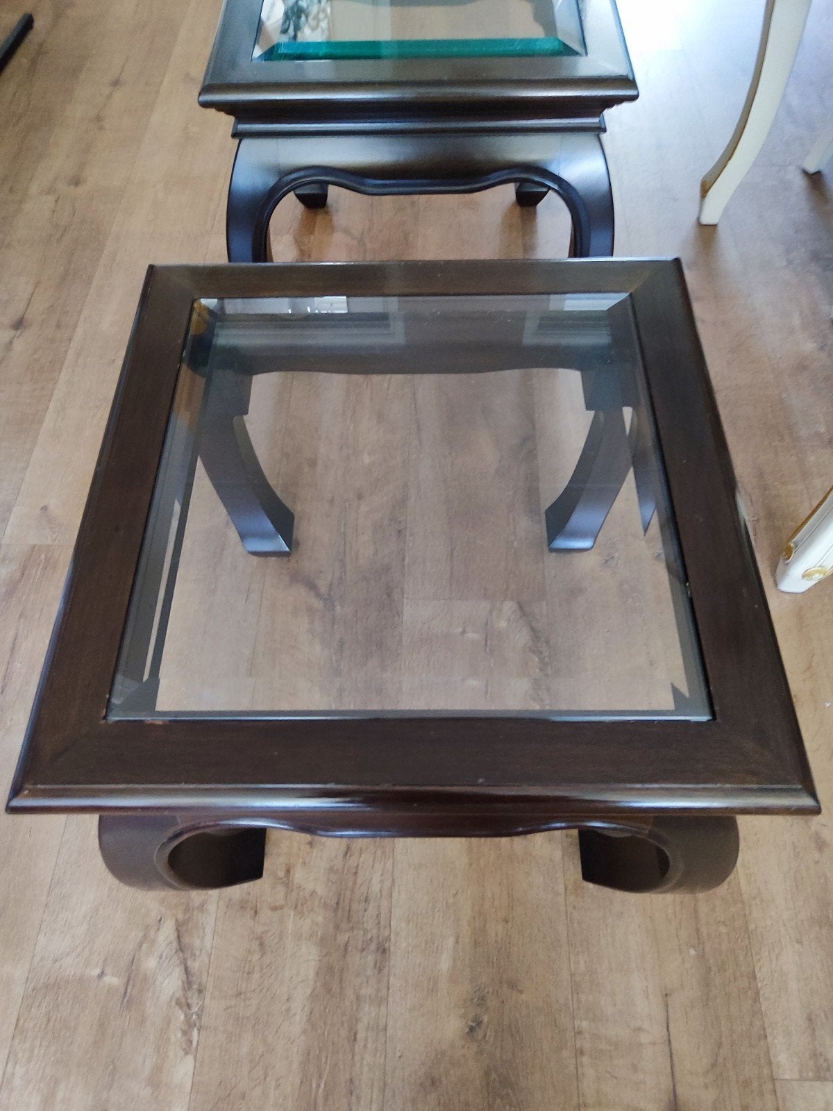GRATIS  2 Hardhouten Rosewood tafeltjes met glasplaat., Gebruikt, Barok, Geen idee, Vierkant
