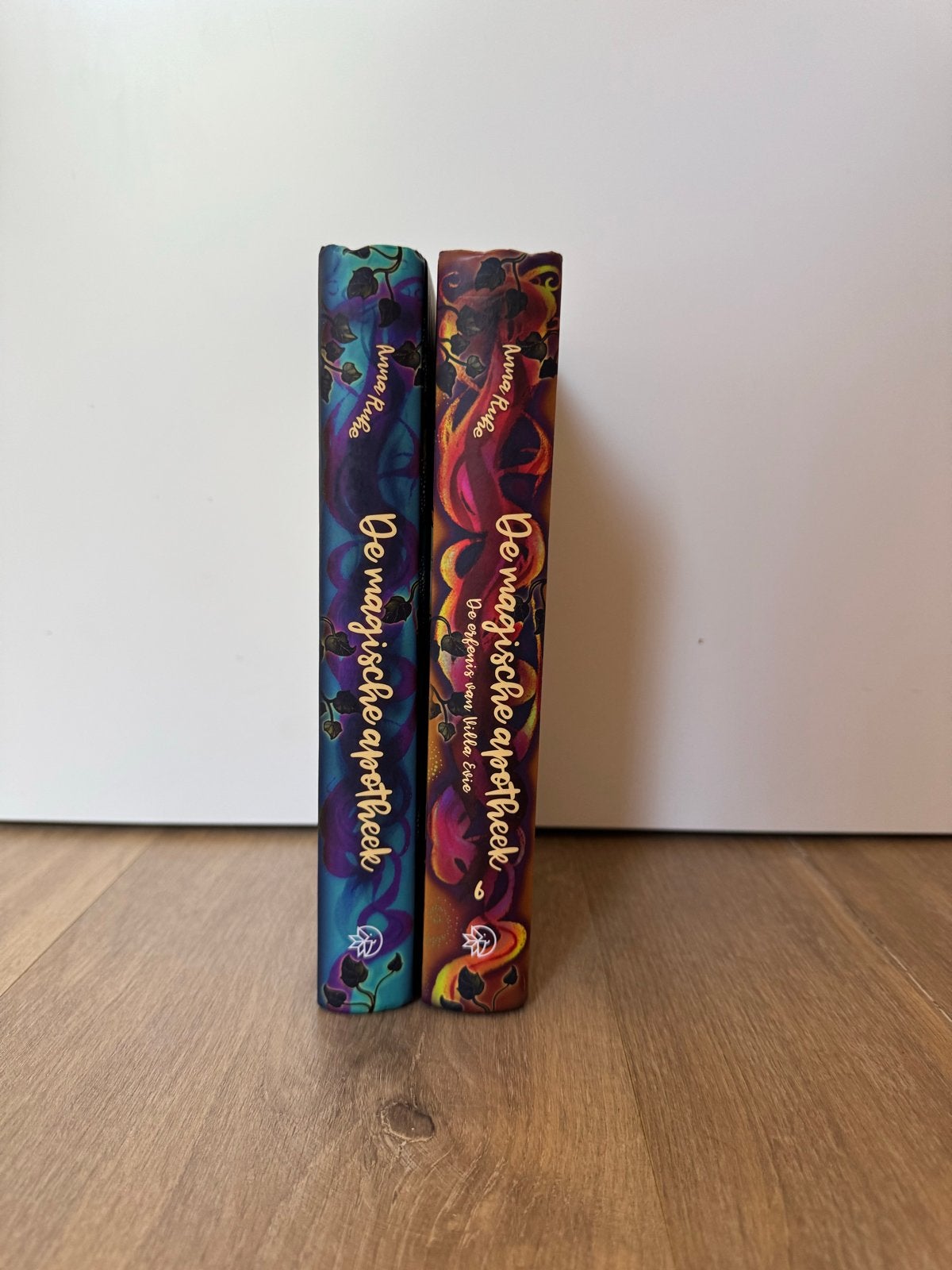 De Magische Apotheek - Boekenset (2 boeken), Boeken, Ophalen of Verzenden, Zo goed als nieuw, Fictie algemeen
