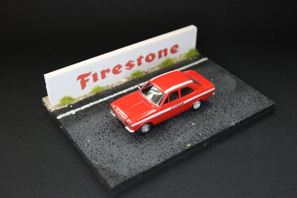 Diorama circuit met muur 1:43 Firestone, Hobby en Vrije tijd, Modelbouw | Figuren en Diorama's, Info@bennie-gs.nl, Bennie G's