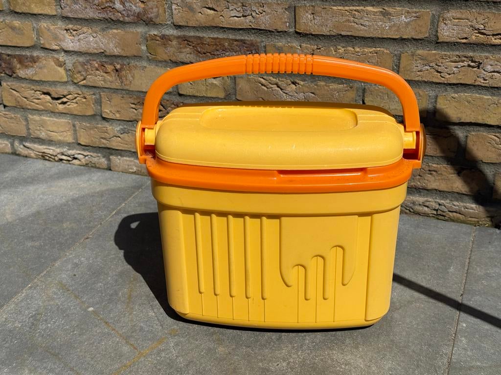 Gele Koelbox met Oranje Handvat - Compact en Handig, Ophalen, Gebruikt, Koelbox, Koelelement