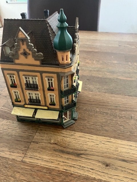 Faller Hoekpand met Winkel - Modelbouw Huisje, Ophalen of Verzenden, Gebruikt, 1:144 of kleiner