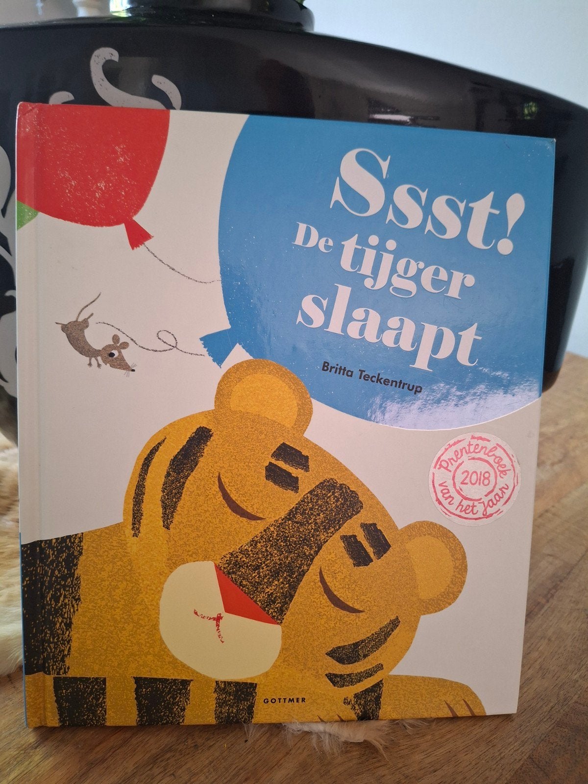 Sssst! De tijger slaapt - Prentenboek van het Jaar 2018, Boeken, Fictie algemeen, Jongen of Meisje, Ophalen of Verzenden, Zo goed als nieuw