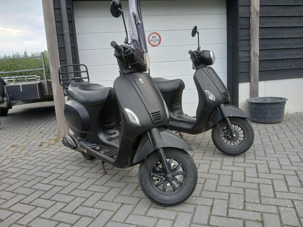 Nette goed onderhouden scooters, Maximaal 45 km/u, Ophalen of Verzenden, Zo goed als nieuw, Benzine