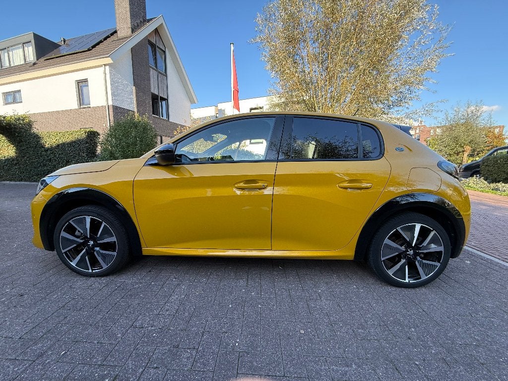 Foto 4 van Peugeot 208-E GT (2022, 38000KM, Geel/zwart)