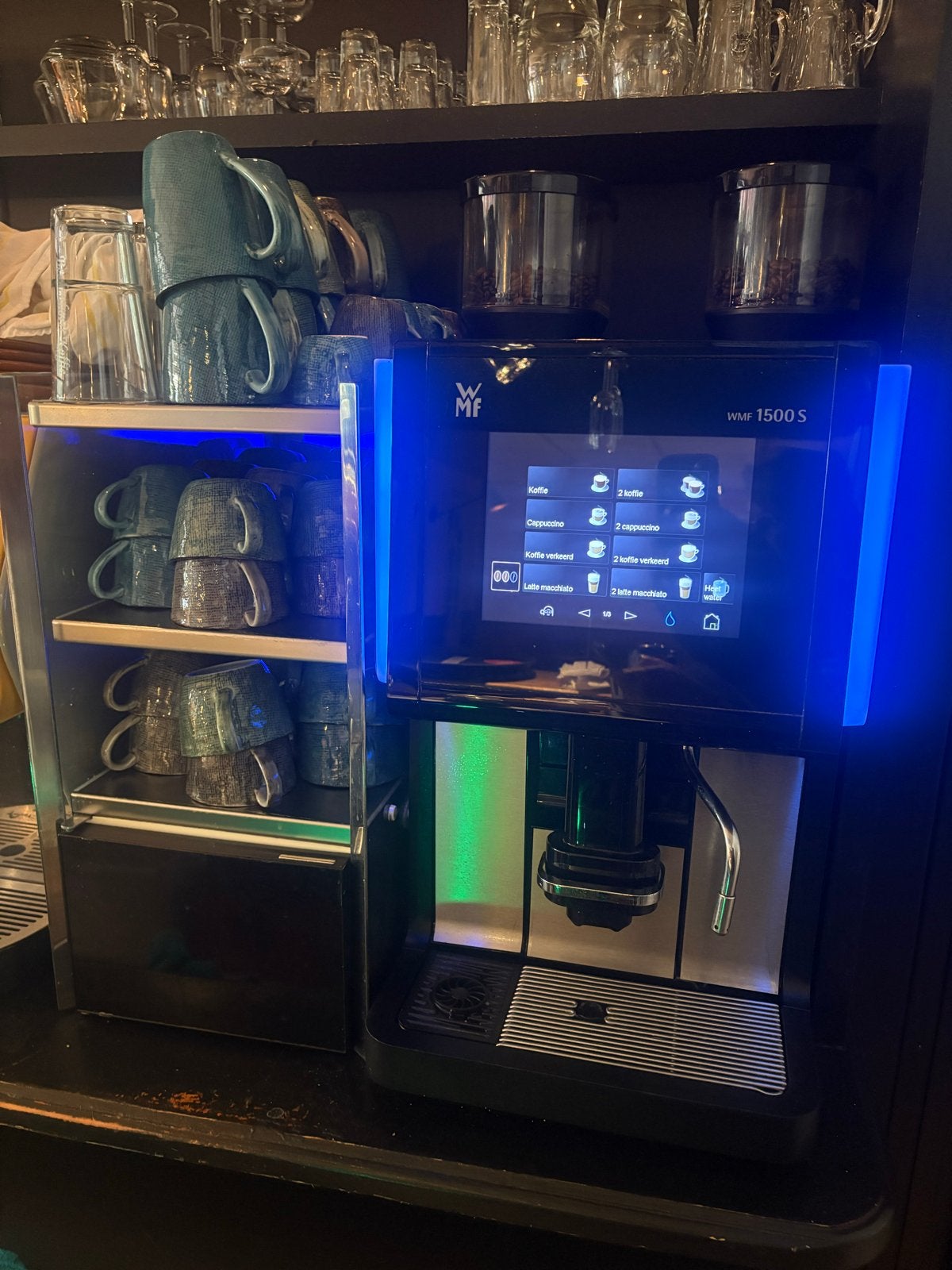 WMF 1500S Koffiemachine met koppenwarmer en melkkoeler, Gebruikt, 10 kopjes of meer, Koffiemachine, Koffiebonen