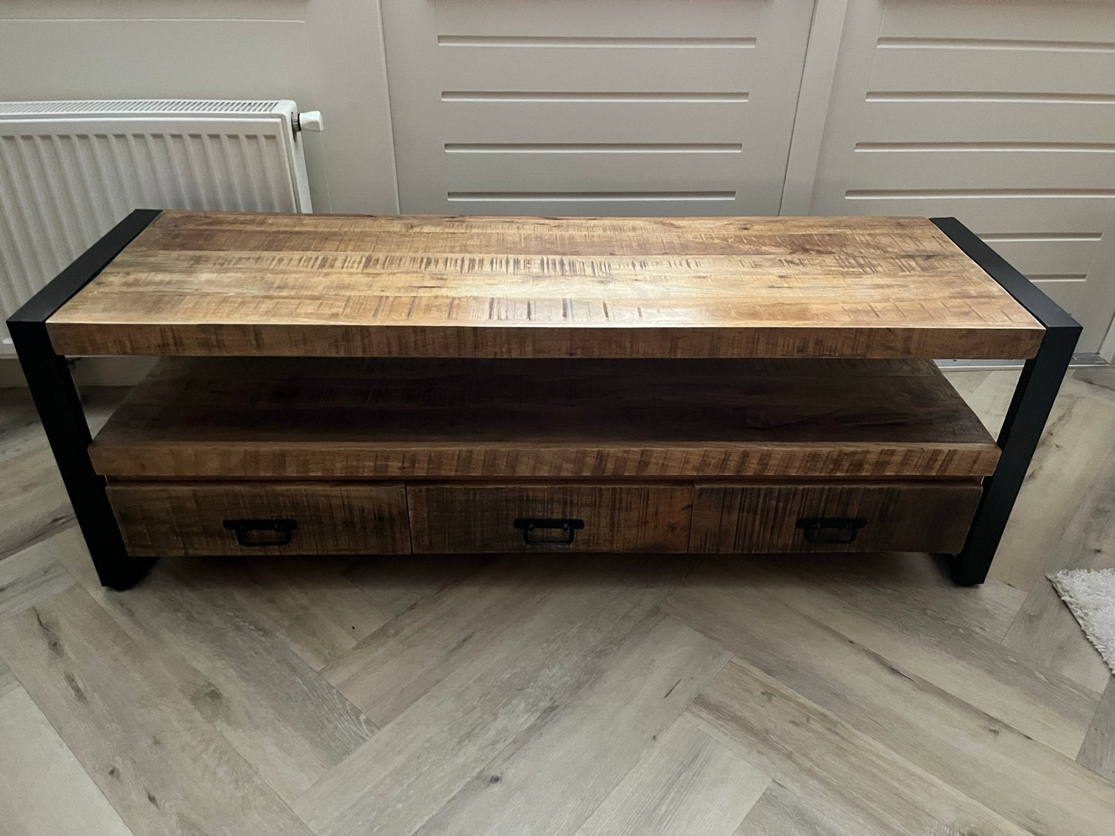 Stoere salontafel van mangohout met metalen frame, Huis en Inrichting, Ophalen, Gebruikt, 100 tot 150 cm, Overige houtsoorten