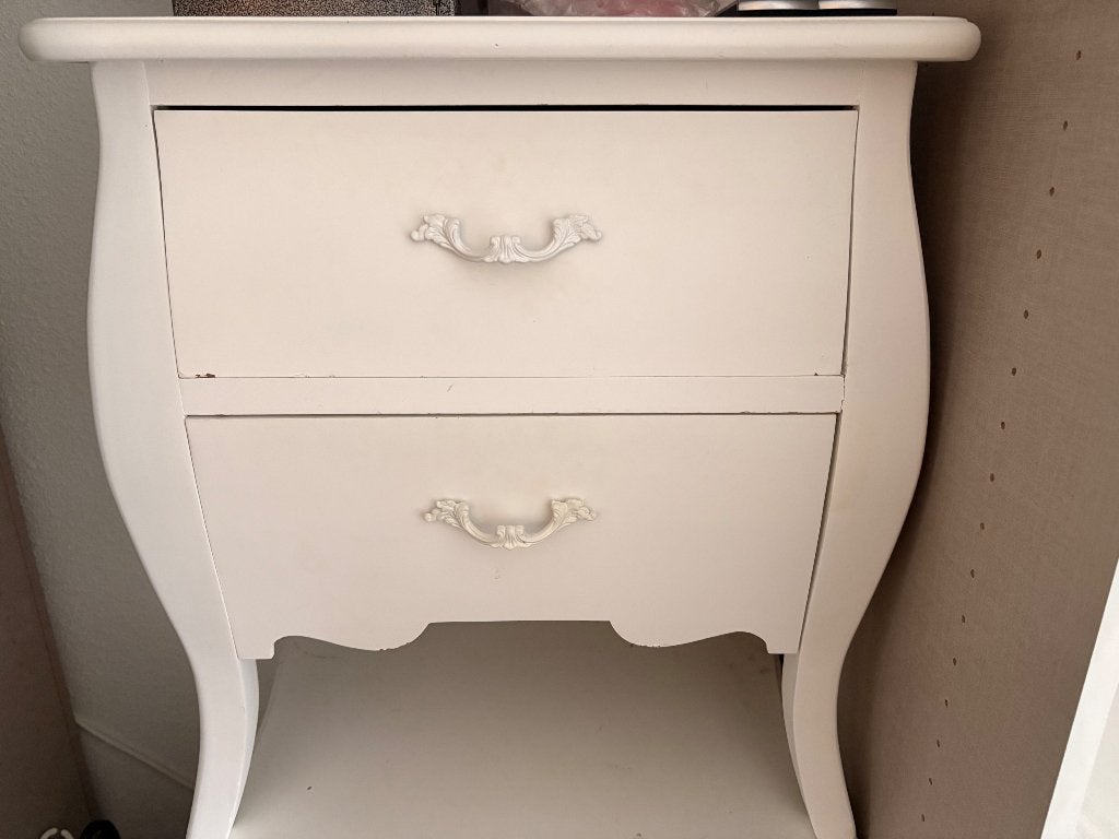 Twee witte houten brocante stijl nachtkastjes -echt hout, Huis en Inrichting, Slaapkamer | Nachtkastjes, Ophalen, Zo goed als nieuw