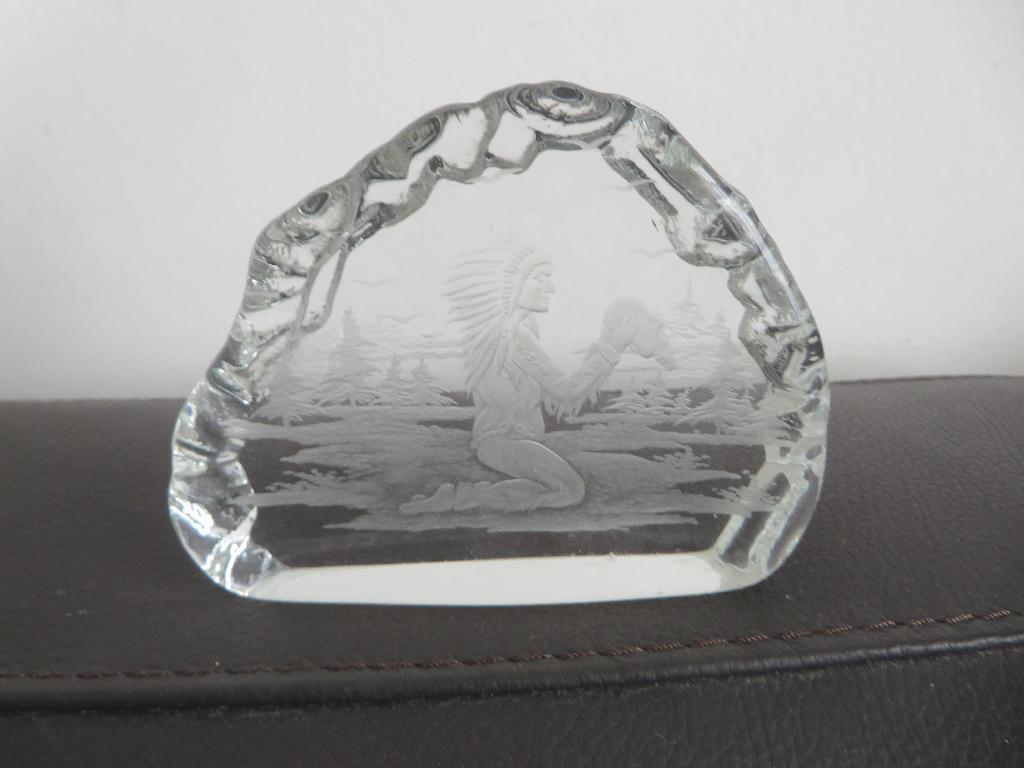 Kristallen sier object met gravure indiaan met beren schedel, Ophalen of Verzenden