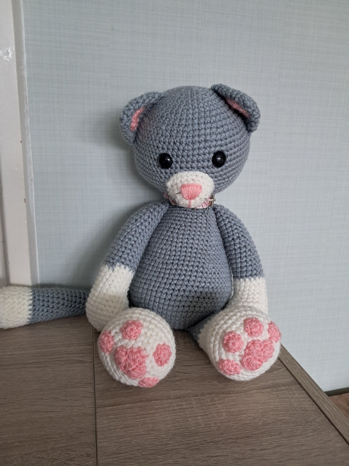 Handgemaakte gehaakte poes - Grijs met roze details, Handgemaakt, Grijs, Nieuw, Ophalen of Verzenden