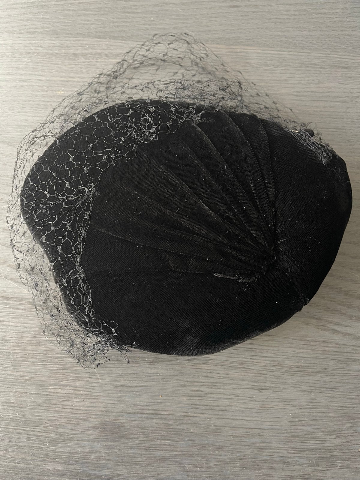 Vintage zwart fluwelen hoedje met sluier, Ophalen of Verzenden, Dames